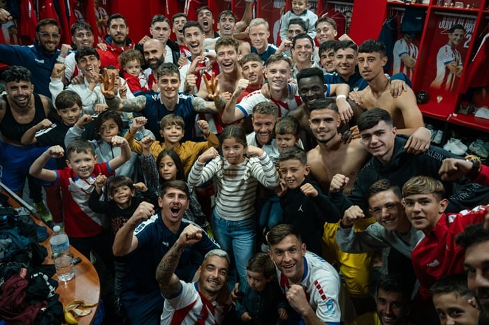 La plantilla celebra el triunfo