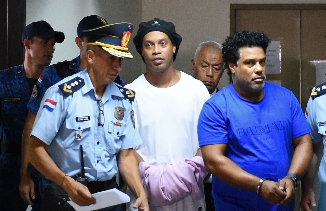Ronaldinho fue detenido por la posesión de un pasaporte falso.