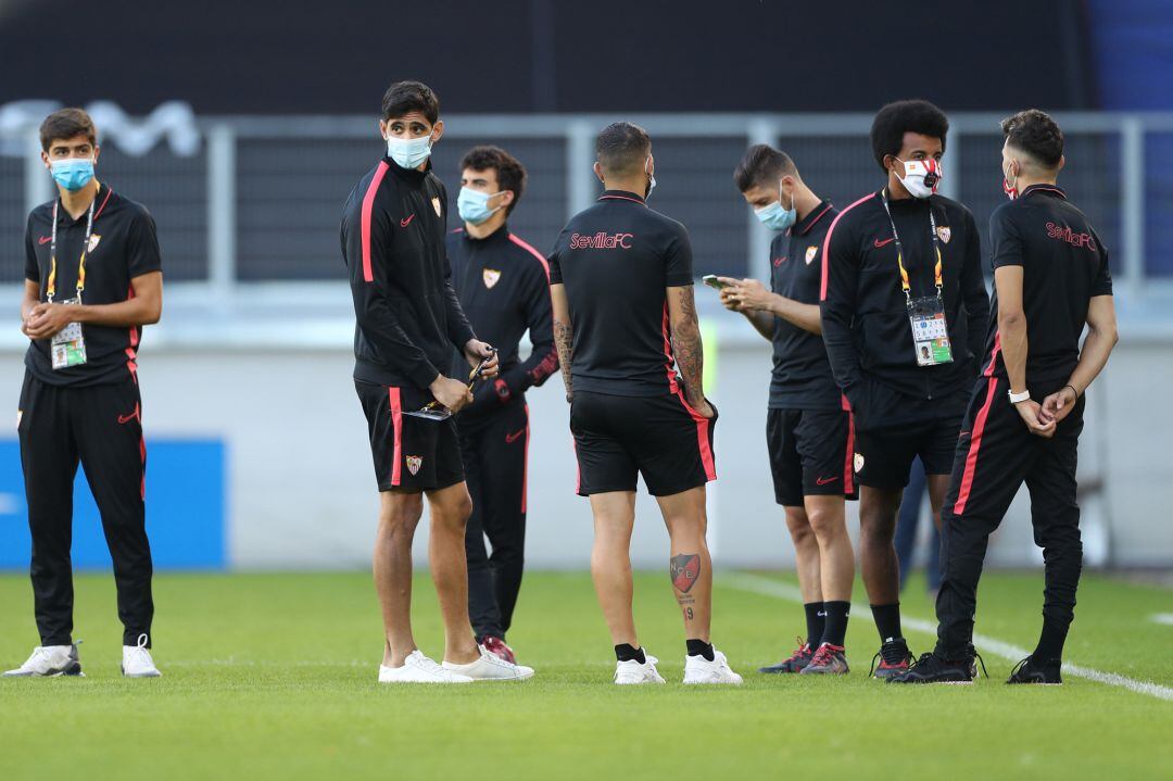 DUISBURG, GERMANY - AUGUST 05: Sevilla players on the pitch wearing masks during an AS Roma Training Session And Press Conference at MSV Arena on August 05, 2020 in Duisburg, Germany. (Photo by Friedemann Vogel Pool via Getty Images)