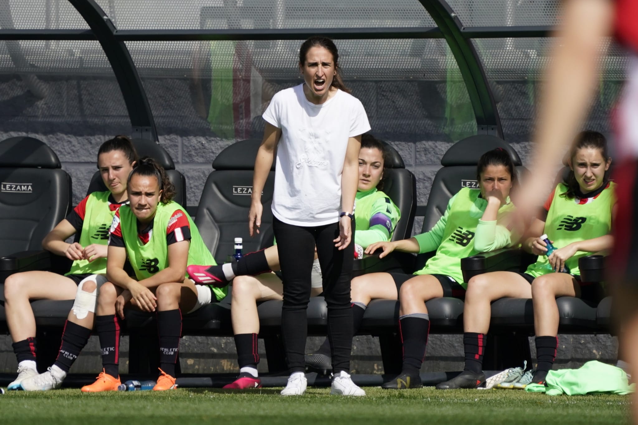 La entrenadora del Athletic Club, Iraia Iturregi, dando instrucciones desde el banquillo