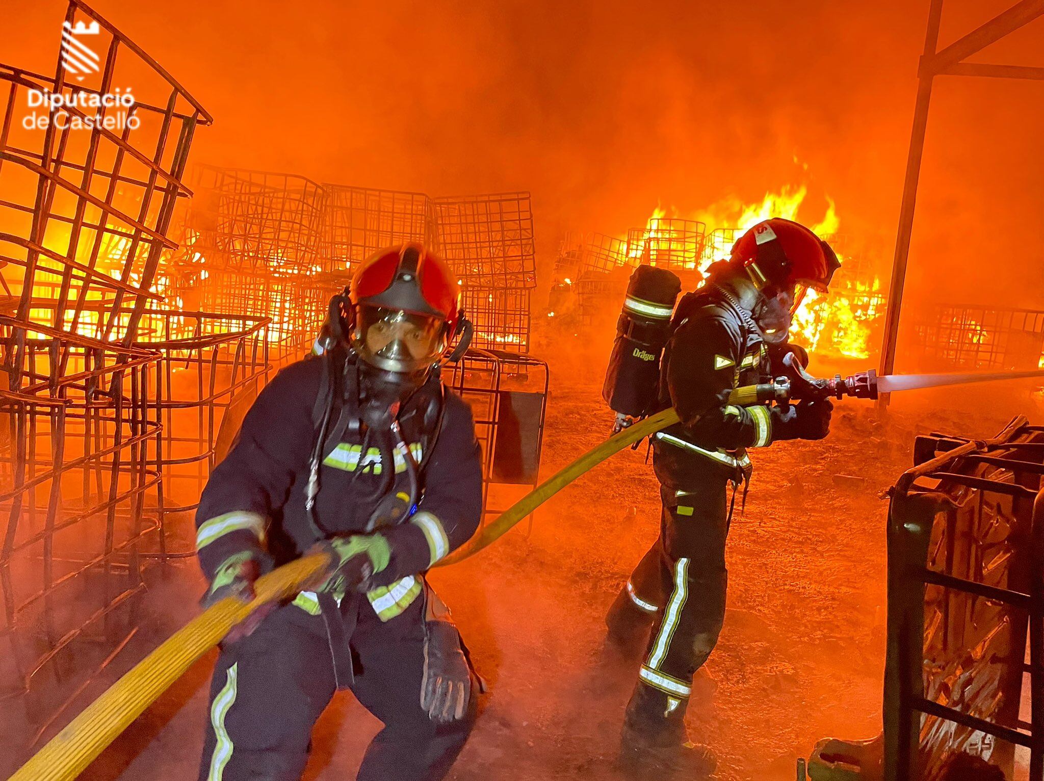 Incendio en una nave industrial en la Vall d'Uixó