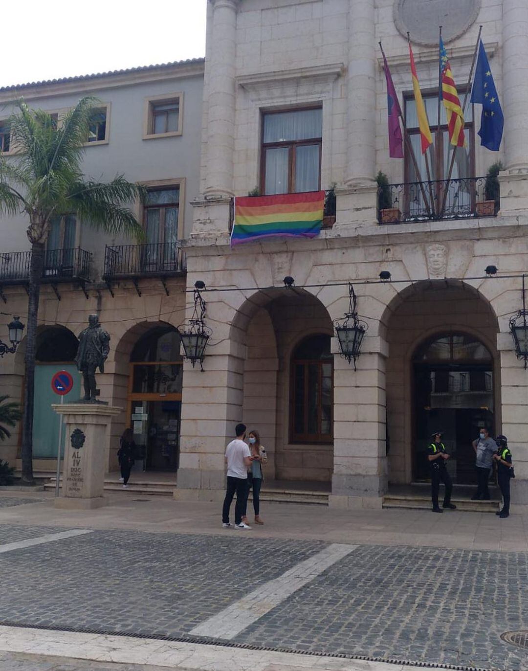 Bandera en el Ayuntamiento de Gandia en el Dia contra la LGTBIFOBIA