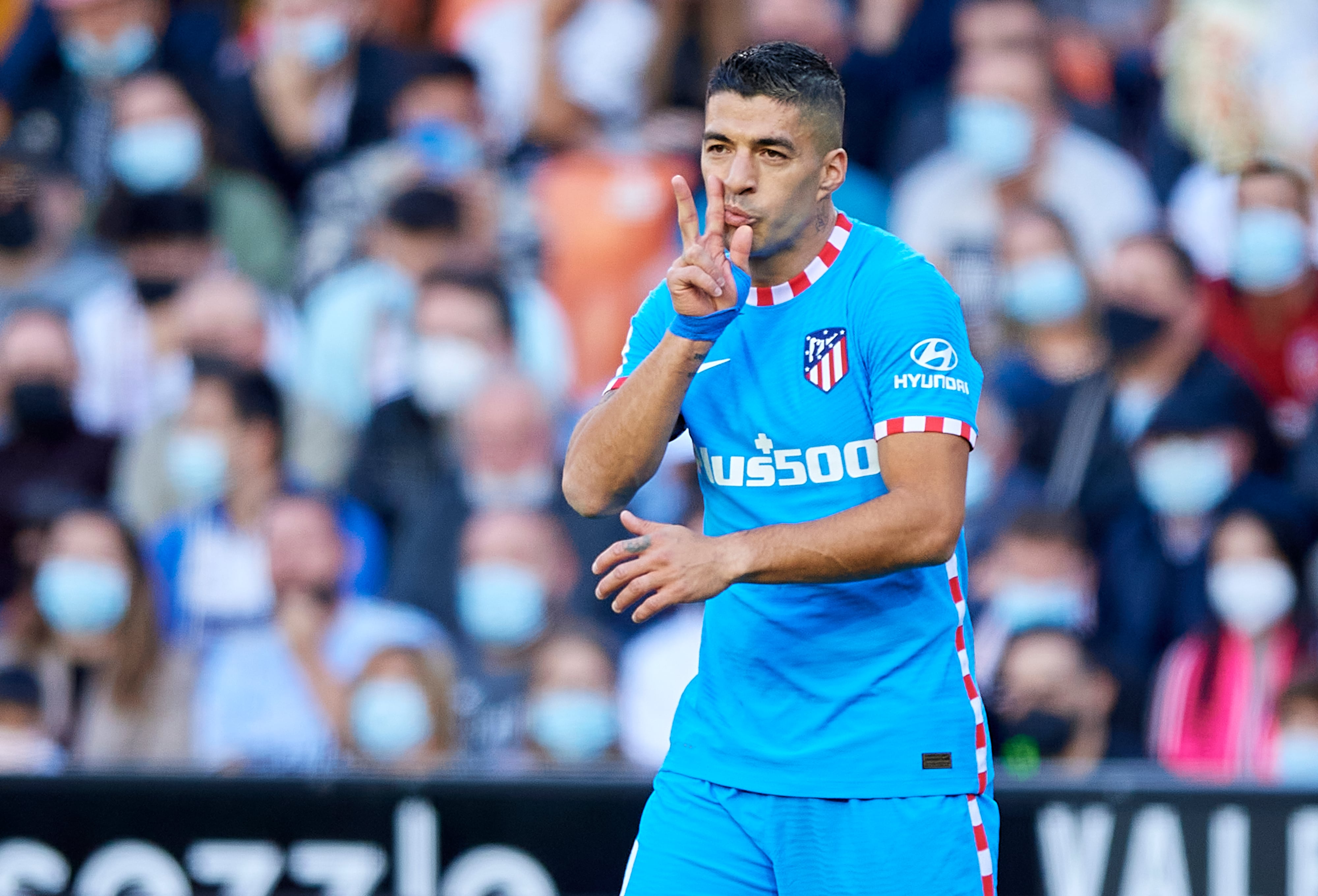 Luis Suárez celebra su gol ante el Valencia CF