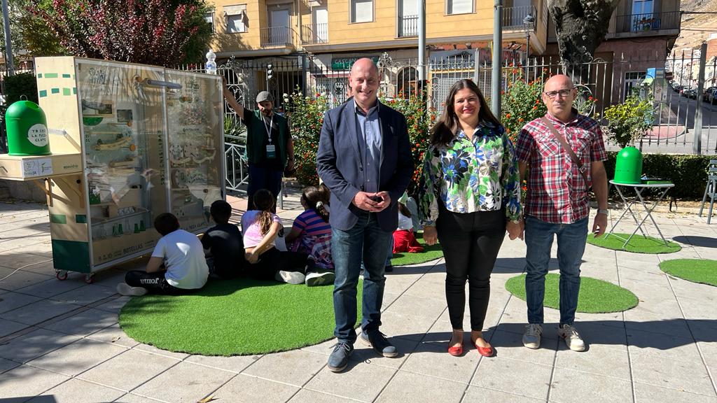 De izquierda a derecha, diputado, José Luis Hidalgo, alcaldesa de Jódar, M ª Teresa García, y concejal de Empleo, Juan Caballero