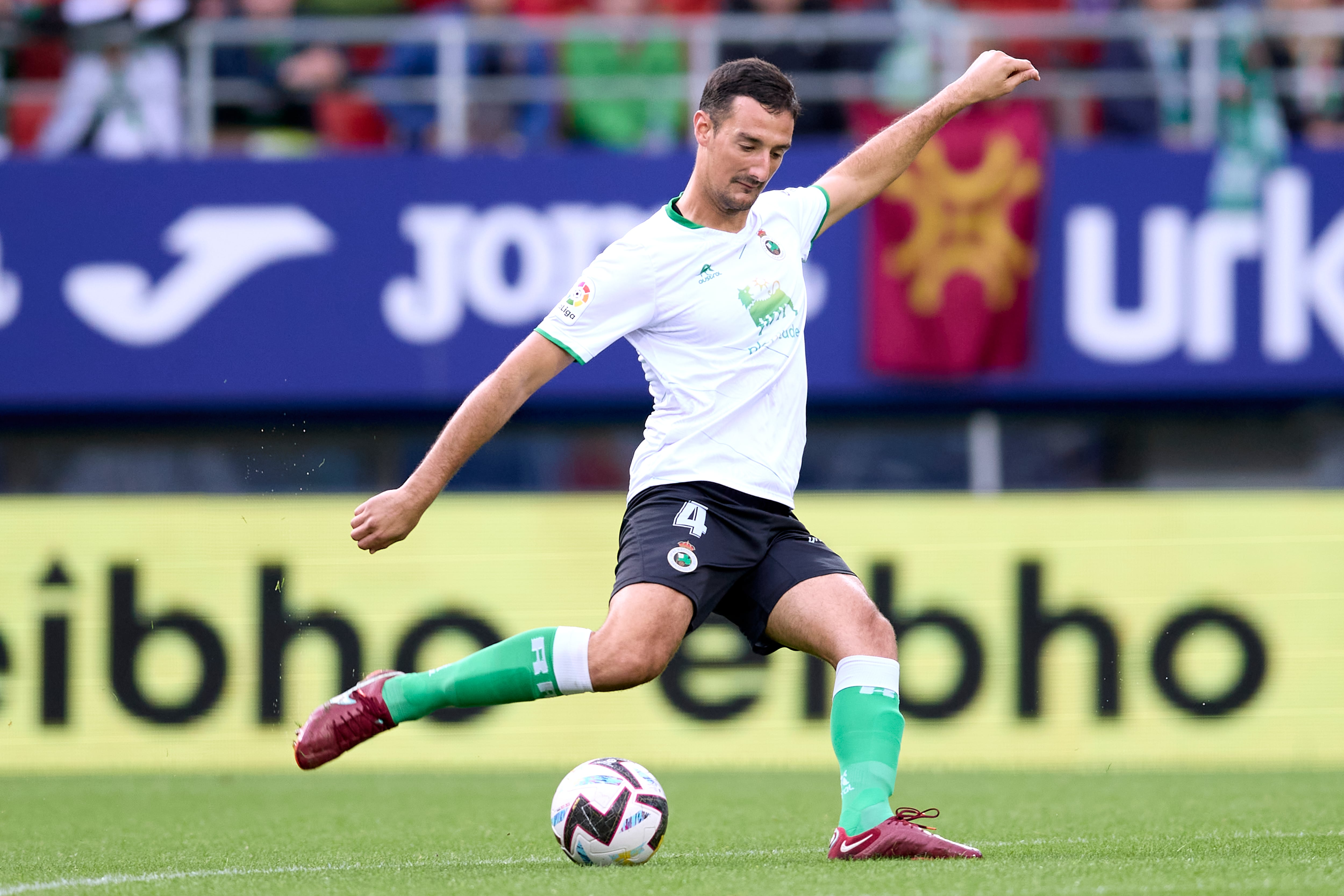 Pol Moreno en un partido con el Racing de Santander