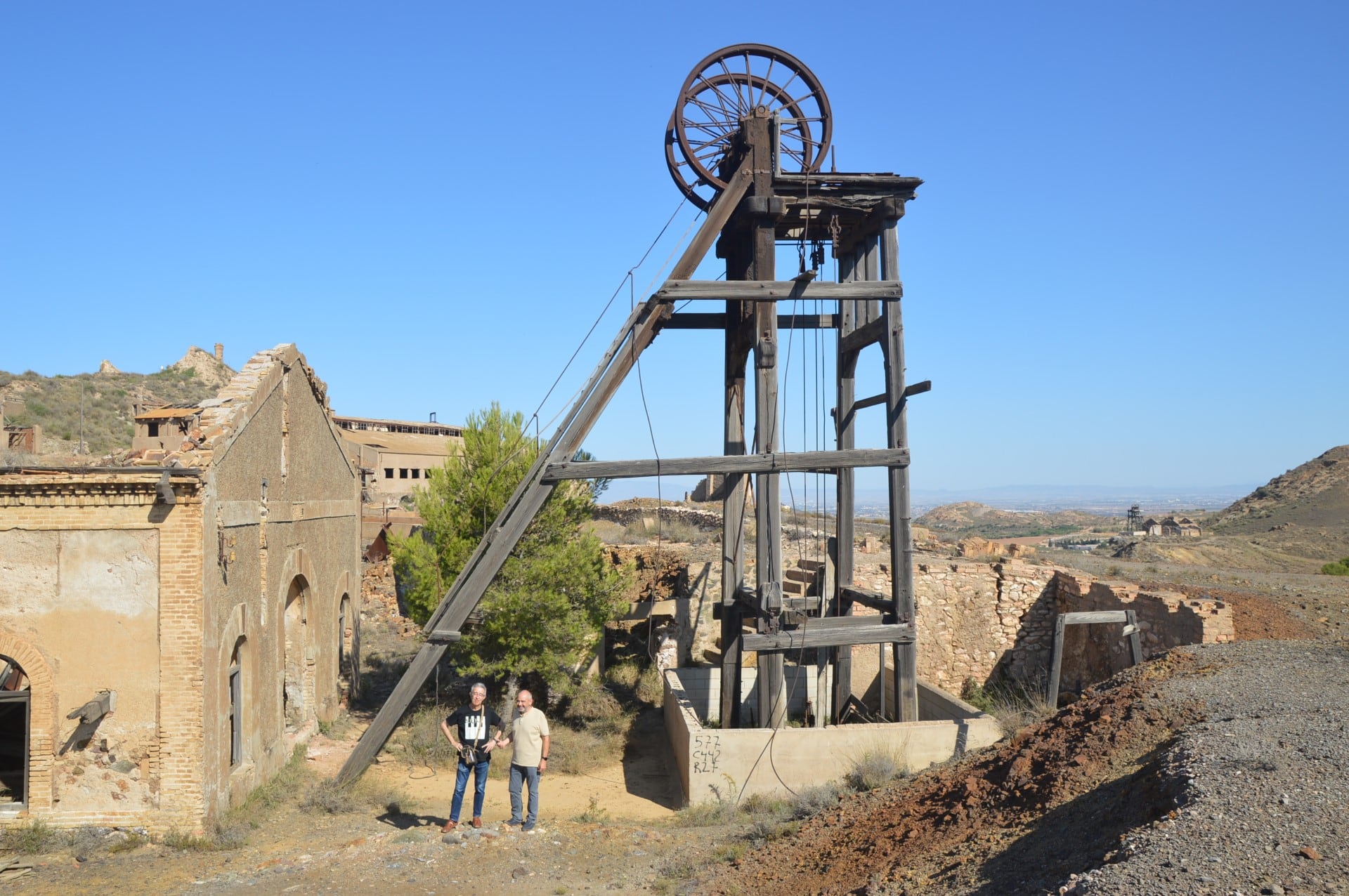 García Martín y Rosique Campoy, en el castillete del complejo minero del Cabezo Rajao