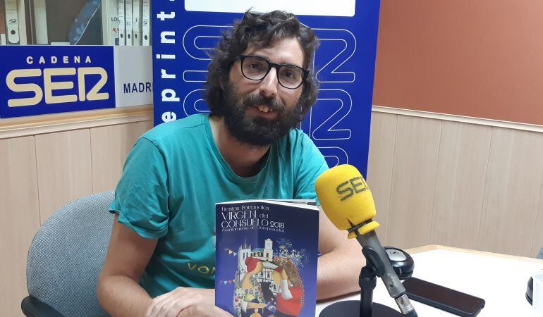 Rubén Iglesias, concejal de Festejos de Ciempozuelos, en los estudios de la radio.