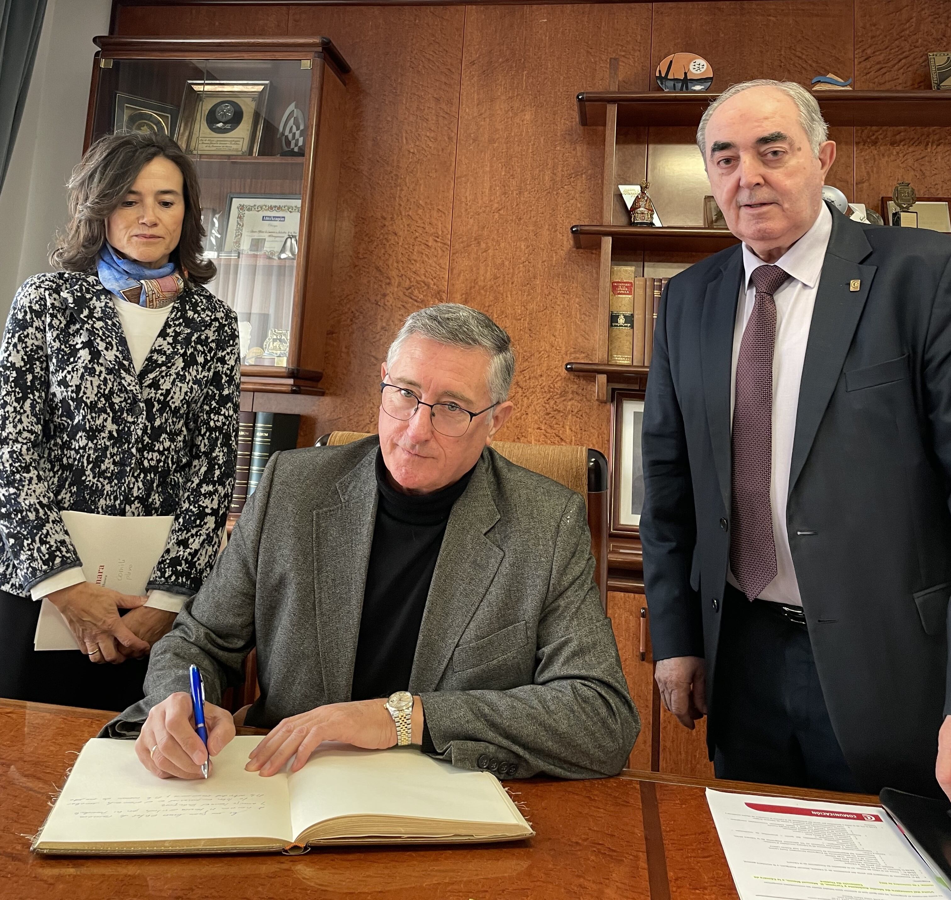 Blasco firmaba en el libro de honor de la Cámara de Huesca