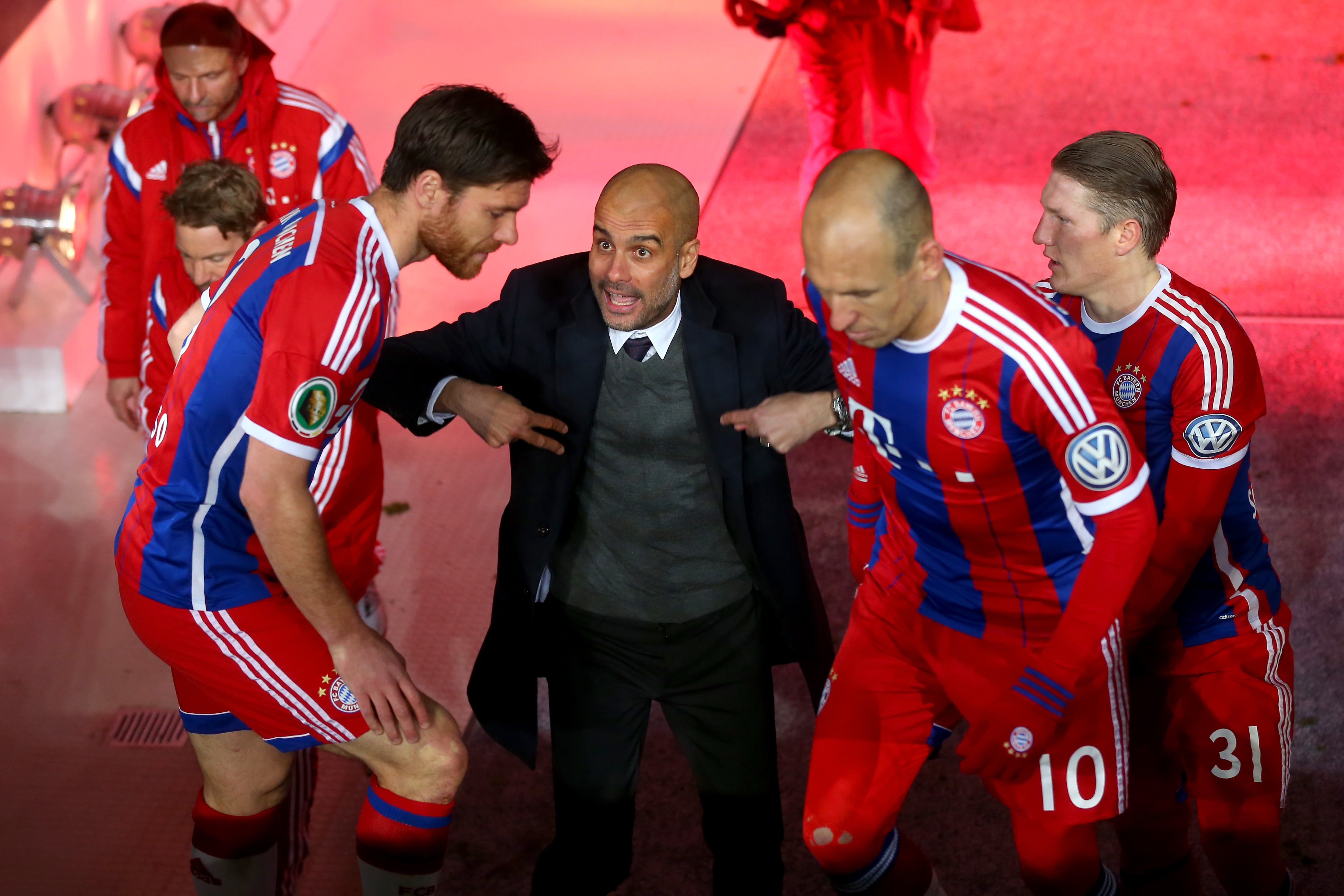 Josep Guardiola habla con Xabi Alonso, Arjen Robben y Bastian Schweinsteiger