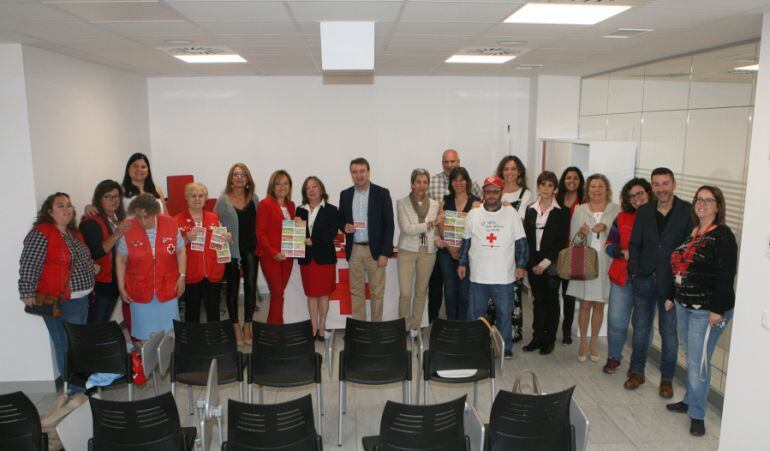 Cruz Roja Tres Cantos ha presentado la campaña del 'Sorteo de Oro' en su sede entre voluntarios y representantes políticos