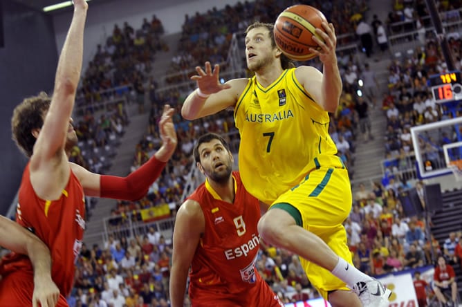 El jugador de la selección australiana Joe Ingles penetra a canasta ante Pau Gasol y Felipe Reyes, de la selección española