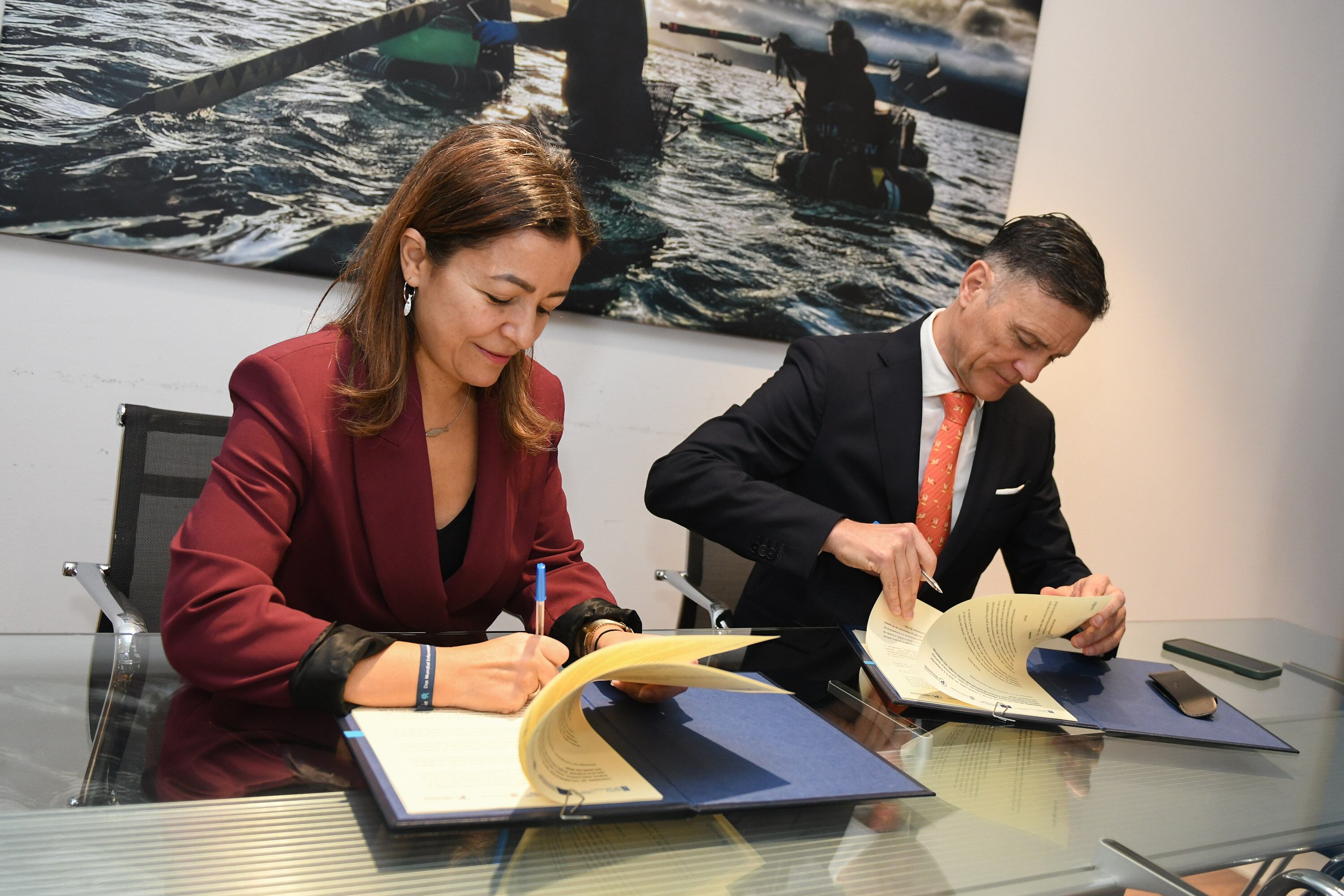 Marta Villaverde firma convenio con Nueva Pescanova