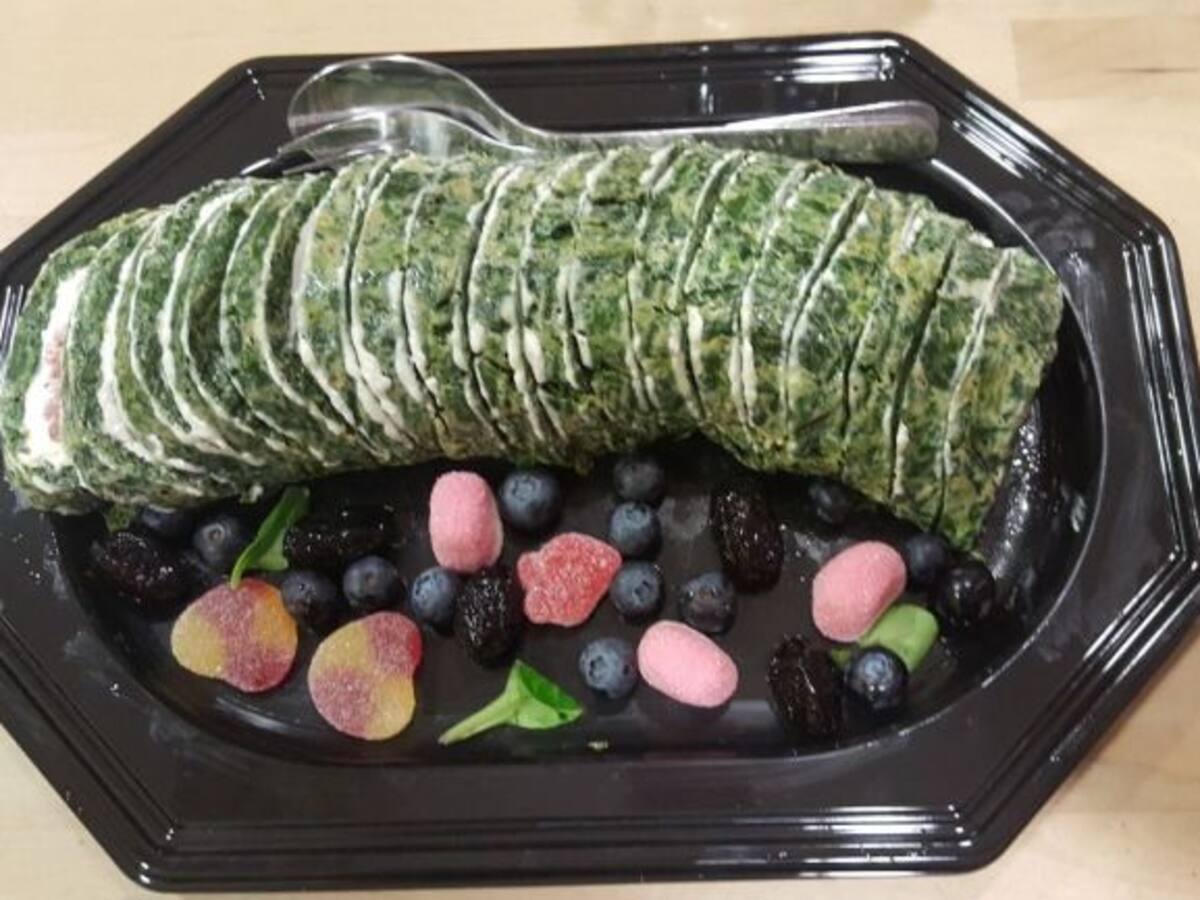 Zanca prepara para nosotros un rollo de espinacas relleno