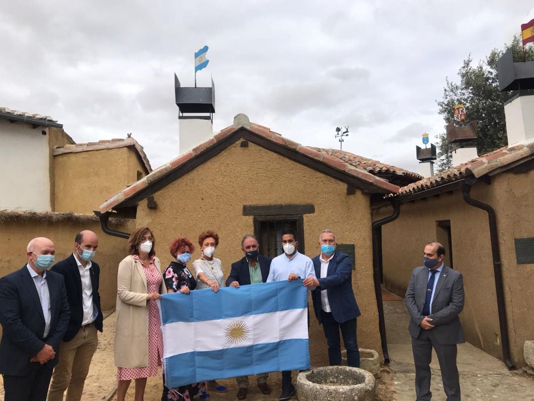 Autoridades posan junto a la bandera de ceremonia de Argentina en la Casa Museo del General San Martín en Cervatos de la Cueza