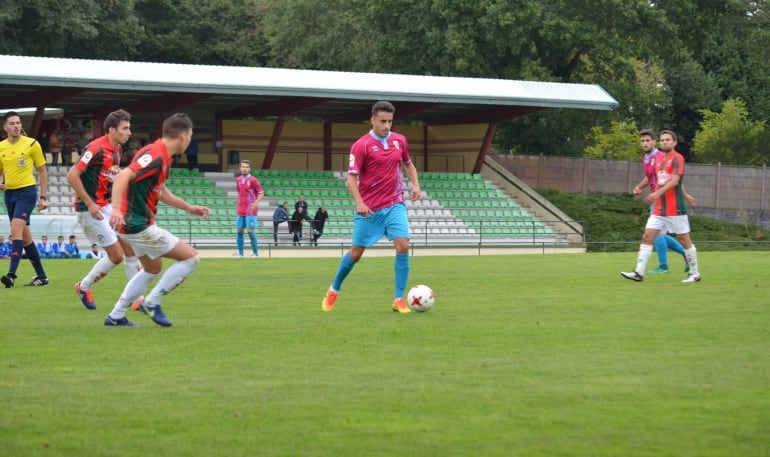 Alex Ares, jugador del Compostela, en el partido del primera vuelta ante el Villalbés