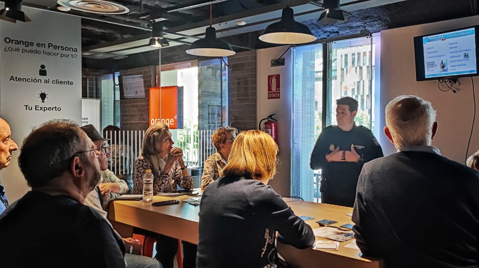 Las personas mayores combaten la brecha digital mediante talleres