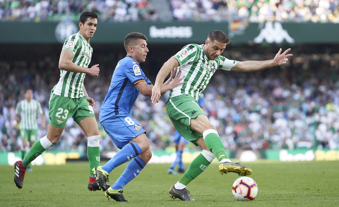 El bético Joaquin Sanchez (d) y el azulón Francisco Portillo pelean por un balón durante el partido de la temporada pasada en el 'Benito Villamarín'.