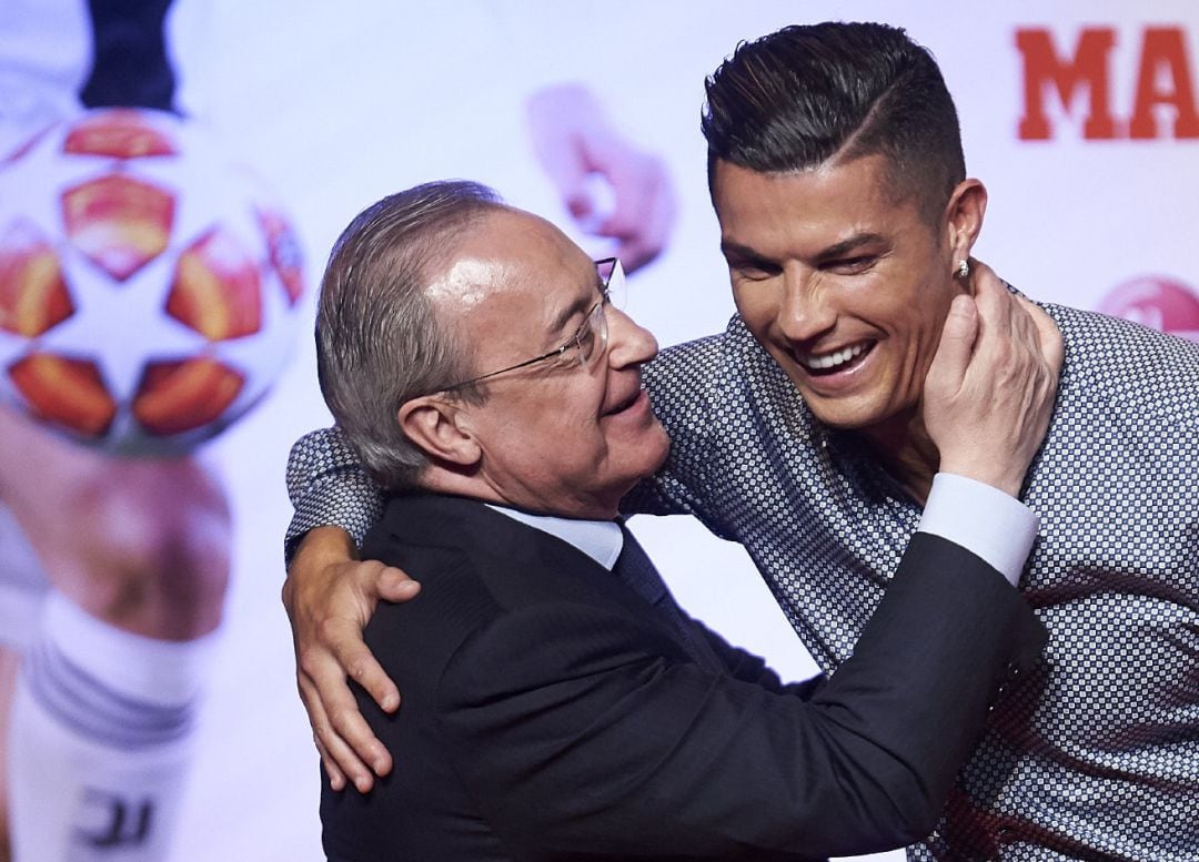 Ronaldo y Florentino se abrazan en el acto de Marca