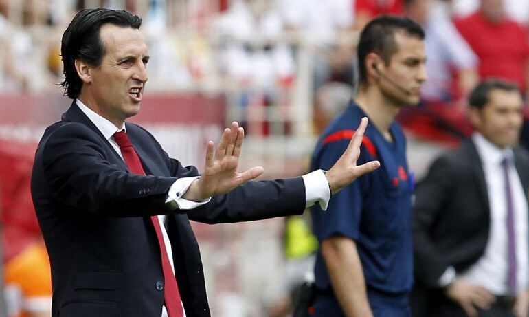 Unai Emery da instrucciones a sus jugadores durante un partido de Liga