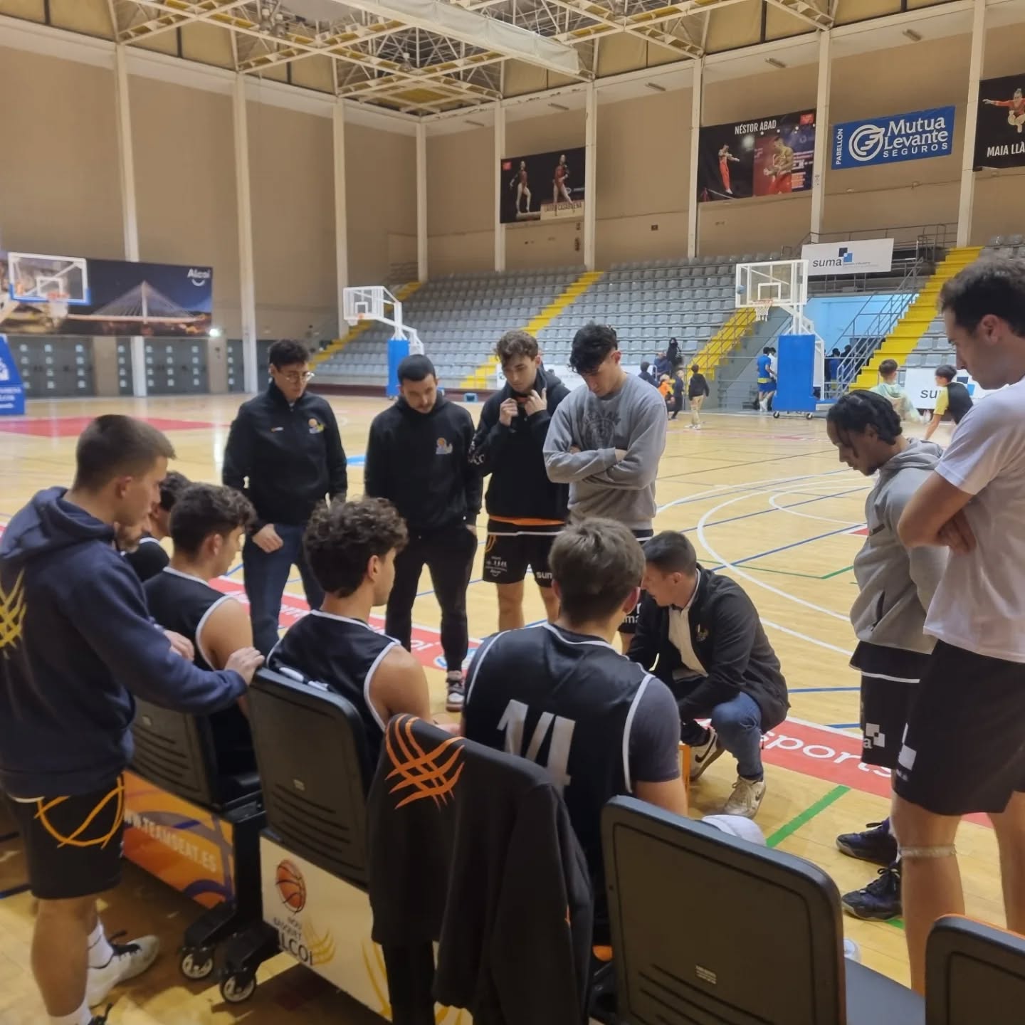 Pau hablando con sus jugadores antes de empezar el encuentro