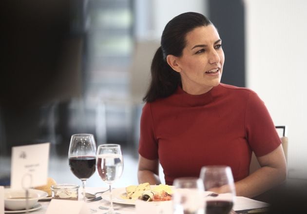 La candidata de Vox a la Presidencia de la Comunidad de Madrid, Rocío Monasterio, durante un desayuno-coloquio en el Club Siglo XXI, a 22 de abril de 2021, en Madrid (España). La candidata de Vox acude este jueves a este desayuno-coloquio después de participar anoche en el primer debate electoral de la campaña por la Comunidad de Madrid.