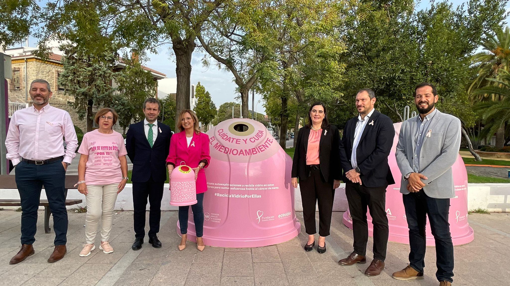 El alcalde de Jaén, Julio Millán (tercero por la izquierda), junto a varias miembros del equipo de gobierno, de la AECC y Ajicam e Iván González, técnico de gerencia de Ecovidrio (primero por la derecha).