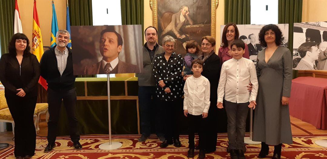 La viuda de Francisco Prendes Quirós, Carmen Veiga, junto al resto de la familia.