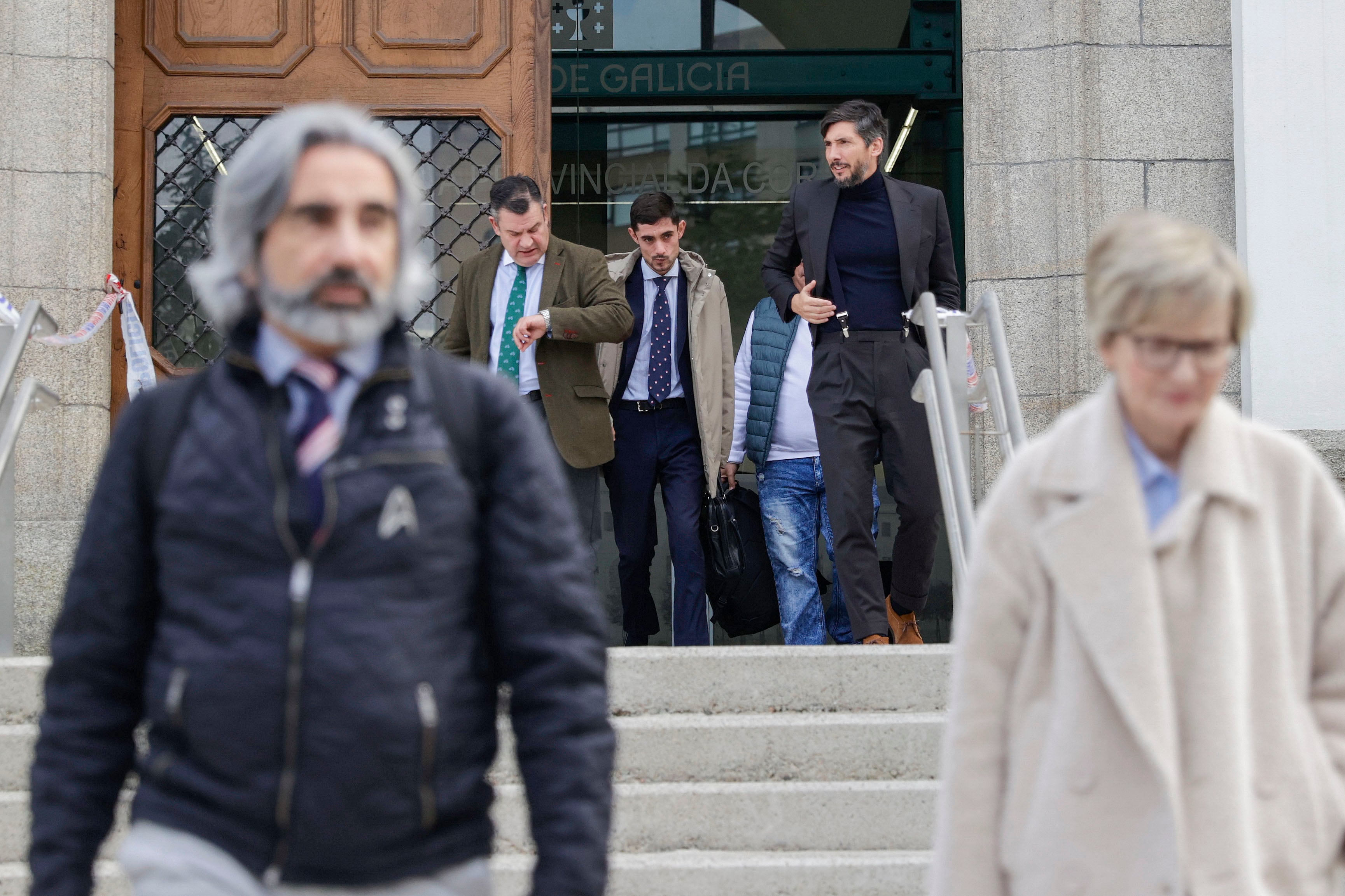 A CORUÑA, 18/11/24.- Los abogados Luciano Prado (2i) y Luus Manuel Salgado (2d), que representan a Cathernie &quot;Katy&quot; Silva y Diego Montaña, acusados en el juicio por el asesinato de Samuel Luiz, precedidos por los letrados de la acusación particular, Mario Pozzo-Citro (i), que representa a la asociación ALAS Coruña y Esther Martínez (d), que representa a la familia del joven brasileño, durante el receso en la sesión del juicio que se celebra en la Audiencia Provincial de A Coruña, en una jornada en la que la magistrada que preside la sala entrega el objeto del veredicto al jurado para determinar el grado de culpabilidad de estos cinco acusados. EFE/Cabalar
