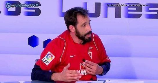 Javier Orive luce la camiseta del Real Murcia en el programa "Los lunes al gol".