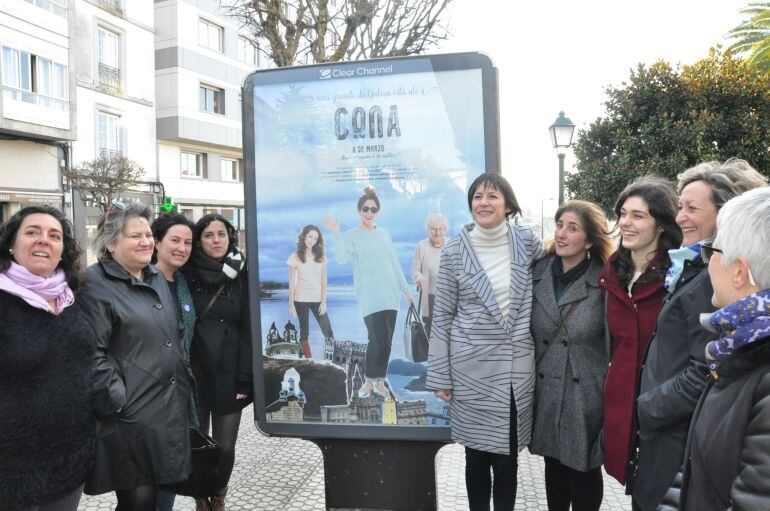 La portavoz nacional del BNG, Ana Pontón, junto a otras responsables de la formación, delante de una de las vallas publicitarias de la campaña del 8 de marzo