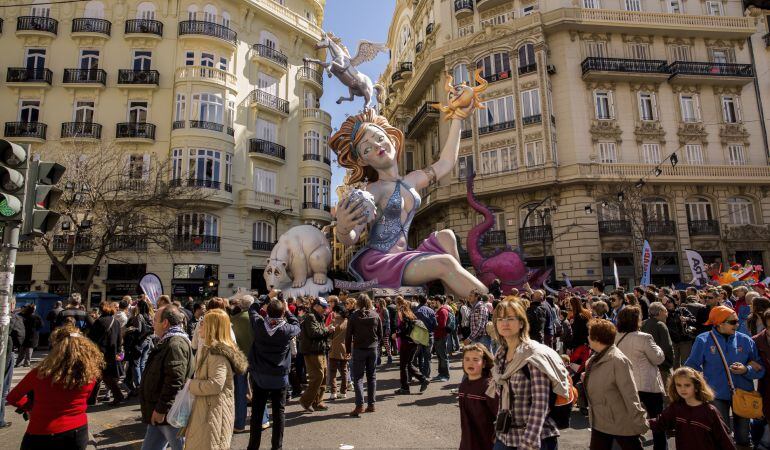 Las Fallas y el sector hostelero intentan convivir en las fiestas más importantes de Valencia