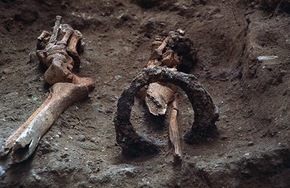 Restos de una tumba en las excavaciones de la plaza de Cisneros de València