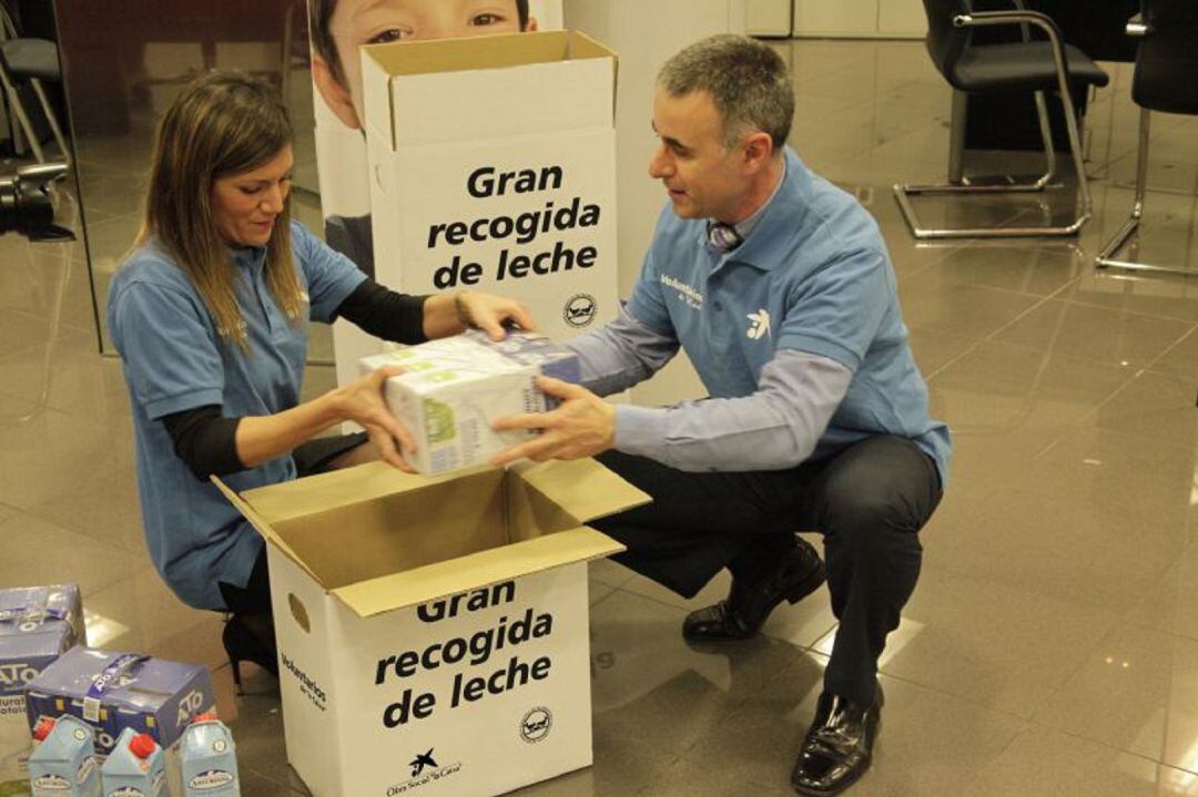 El Banco de Alimentos de Lugo durante una campaña de recogida de leche