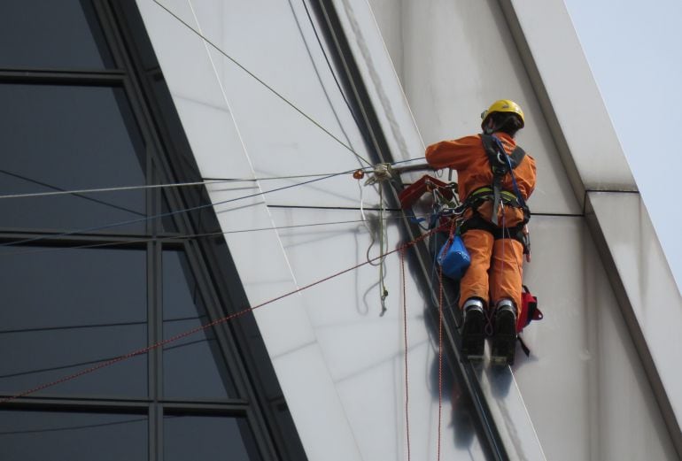 Activista de Greenpeace en la torre Kio