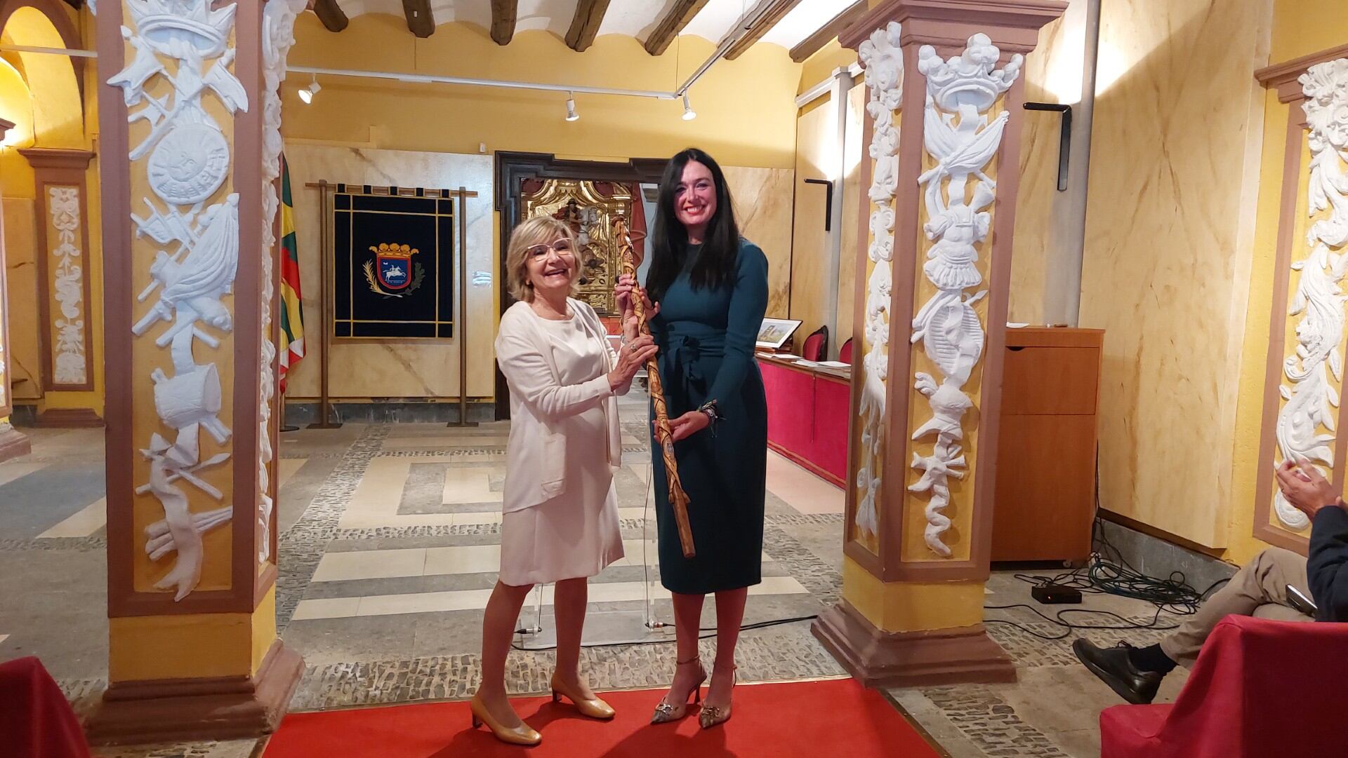 Conchita Puyalto entrega el Bordón a Lorena Orduna