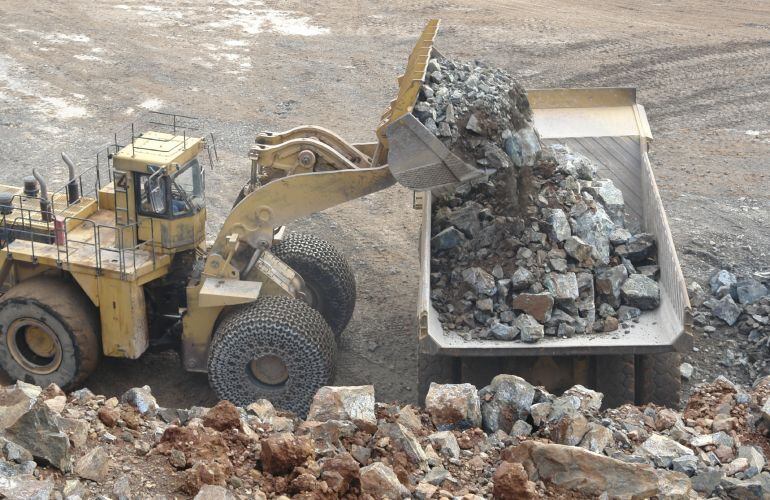 Una retroexcavadora trabajando en una mina