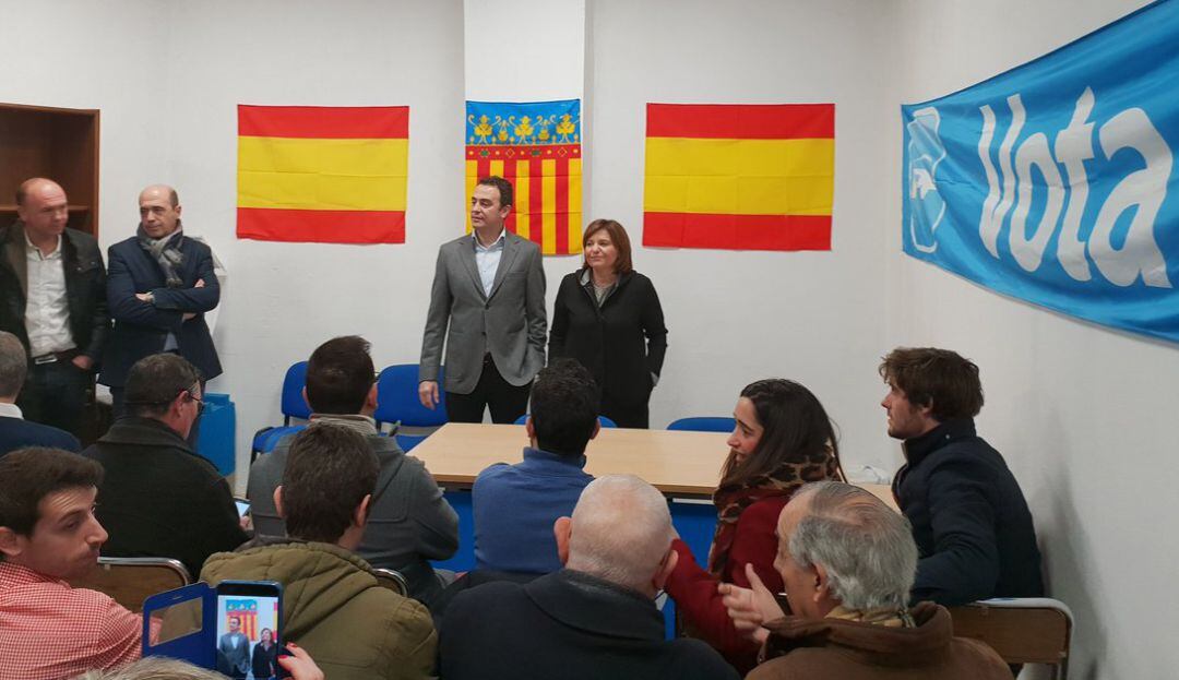 Isabel Bonig en la inauguración de la sede del PP de Requena