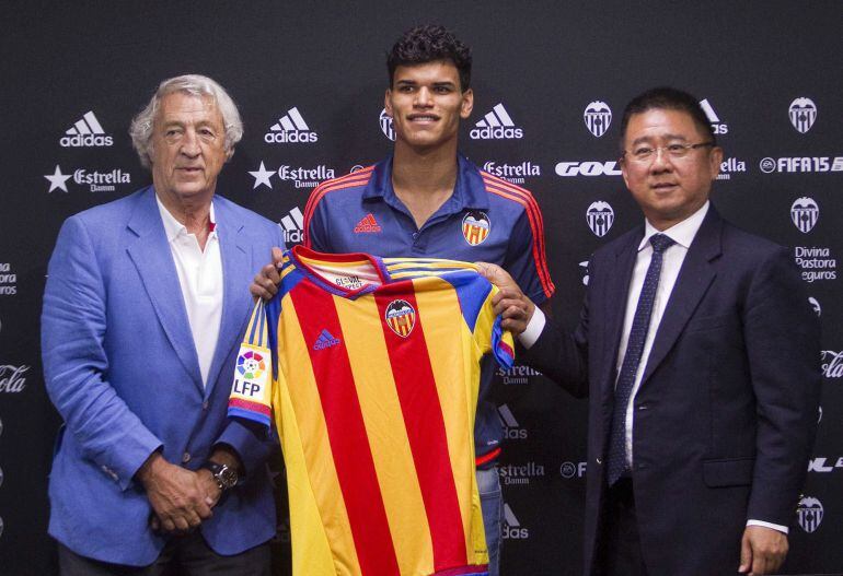 GRA127. VALENCIA, 15/07/2015.- El jugador brasileño procedente del Sponting Club de Braga, Danilo Barbosa, posa con los directivos del Valencia, Juan Sol (i) y Kim Huat Koh (d) , durante su presentación, hoy, en las instalaciones del club en Paterna, tras llegar a un acuerdo para su cesión al Valencia CF con opción de compra hasta el 30 de junio del 2016. EFE/Miguel Angel Polo