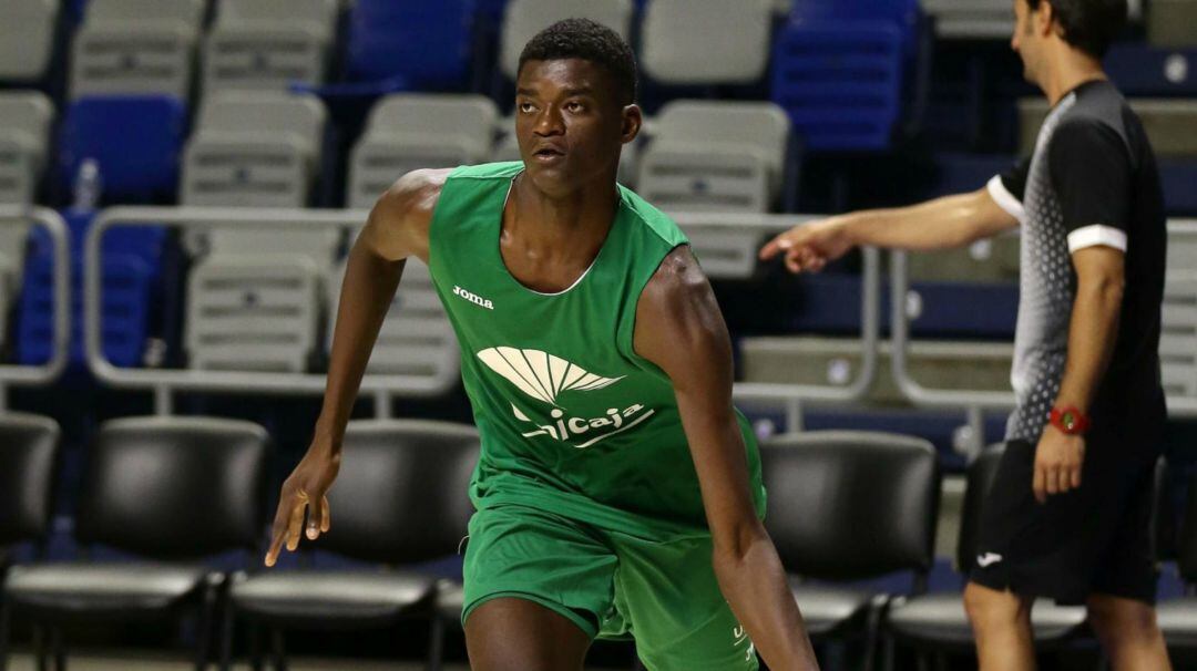 Yannick Nzosa, en un entrenamiento con el primer equipo del Unicaja