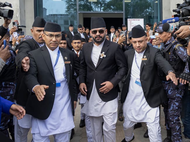 Balendra Shah, con gafas de sol, en el centro de la imagen