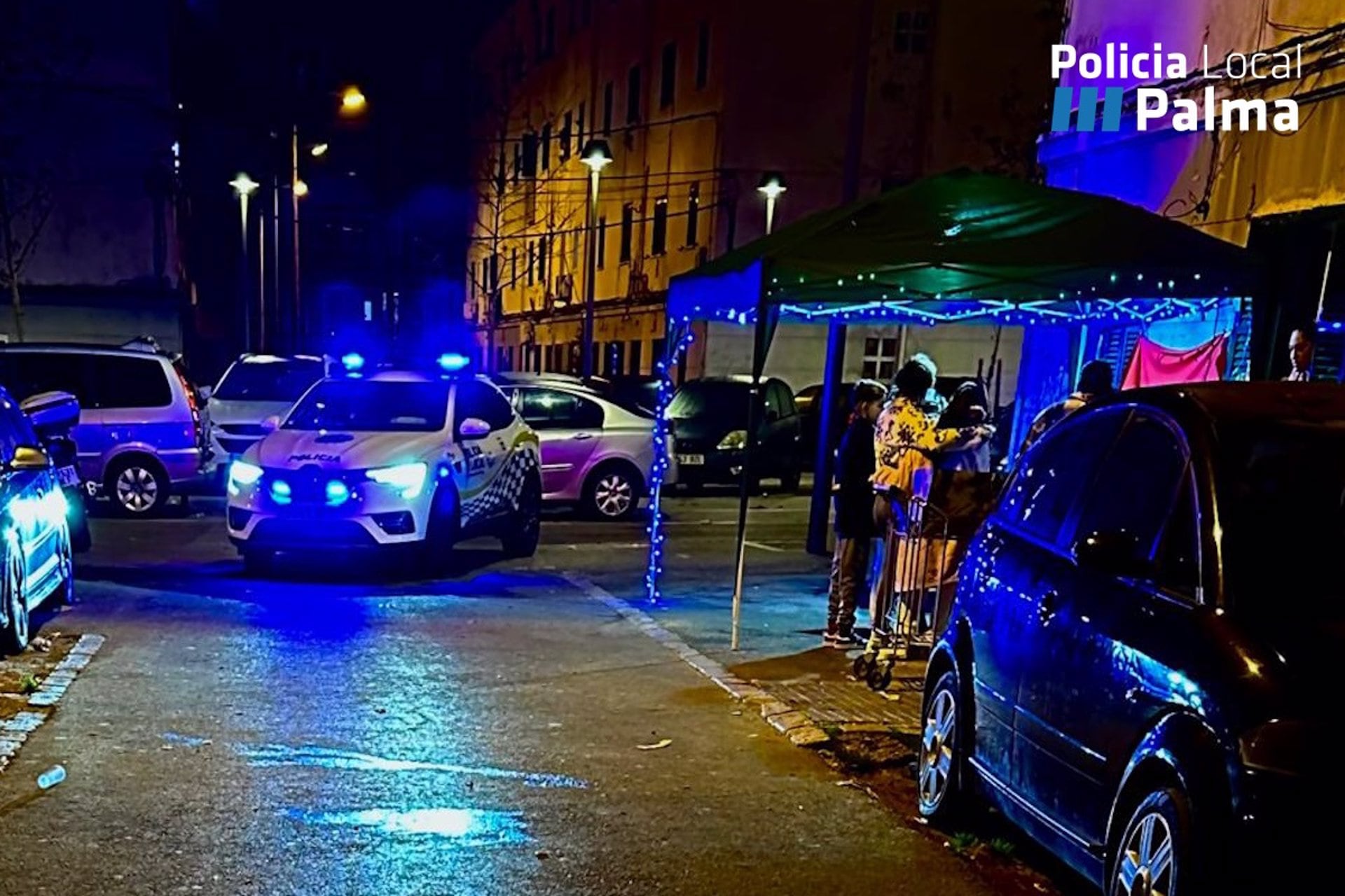 29/12/2024 La Policía Local de Palma interviene en el barrio de Camp Redó por una fiesta en vía pública sin autorización.

La Policía Local de Palma intervino en la noche del 25 al 26 de diciembre en el barrio de Camp Redó por la celebración de una fiesta en la vía pública sin autorización, en la que se habían dispuesto carpas, barbacoas y hasta un equipo de música.

SOCIEDAD 
POLICÍA LOCAL DE PALMA
