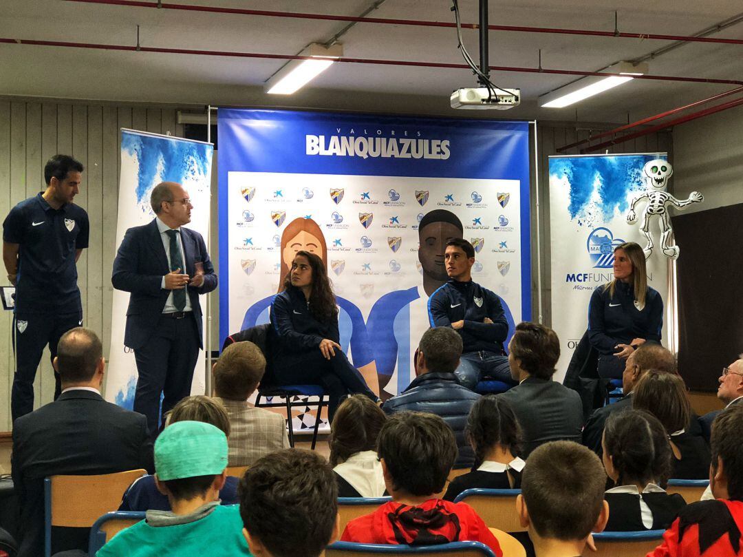 Los jugadores del Málaga Ricca, Adriana y Natalia, en el acto de "Valores Blanquiazules"