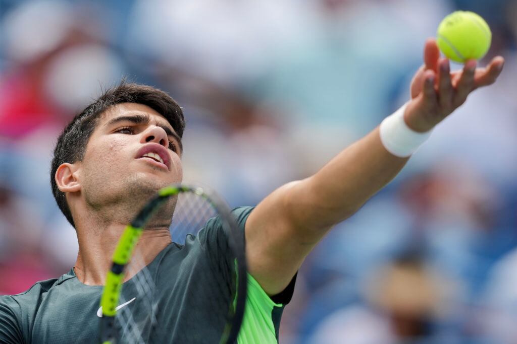 Carlos Alcaraz realiza un saque en el Masters 1000 de Cincinnati.