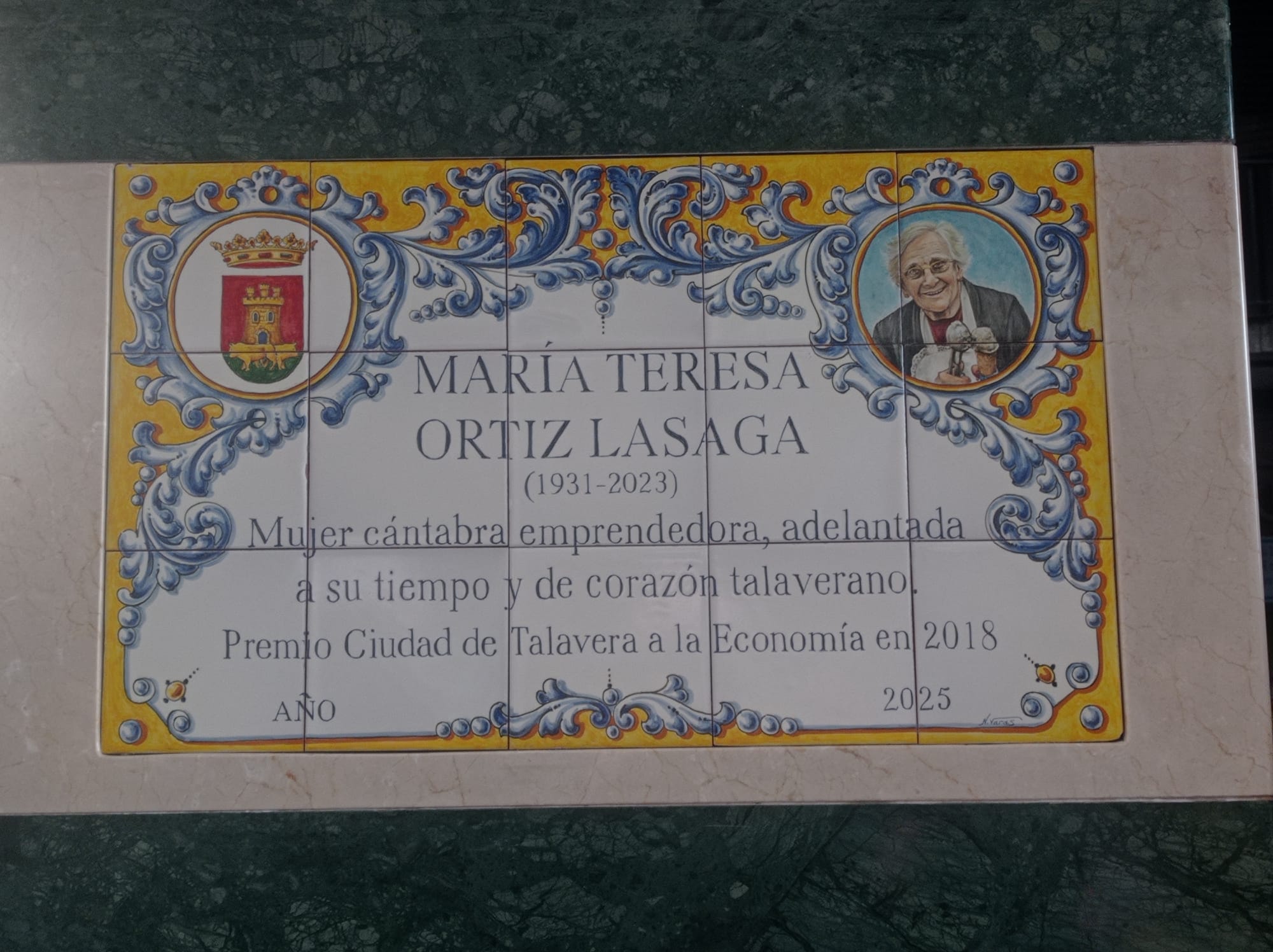 Placa cerámica en honor a María Teresa Ortiz