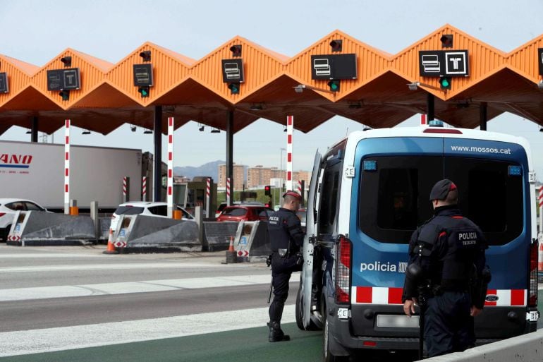 Miembros del cuerpo de Mossos d&#039;Esquadra vigilan el peaje en la localidad barcelonesa de Martorell, en prevención de posibles incidentes por la actuación de los Comités de Defensa de la República (CDR)