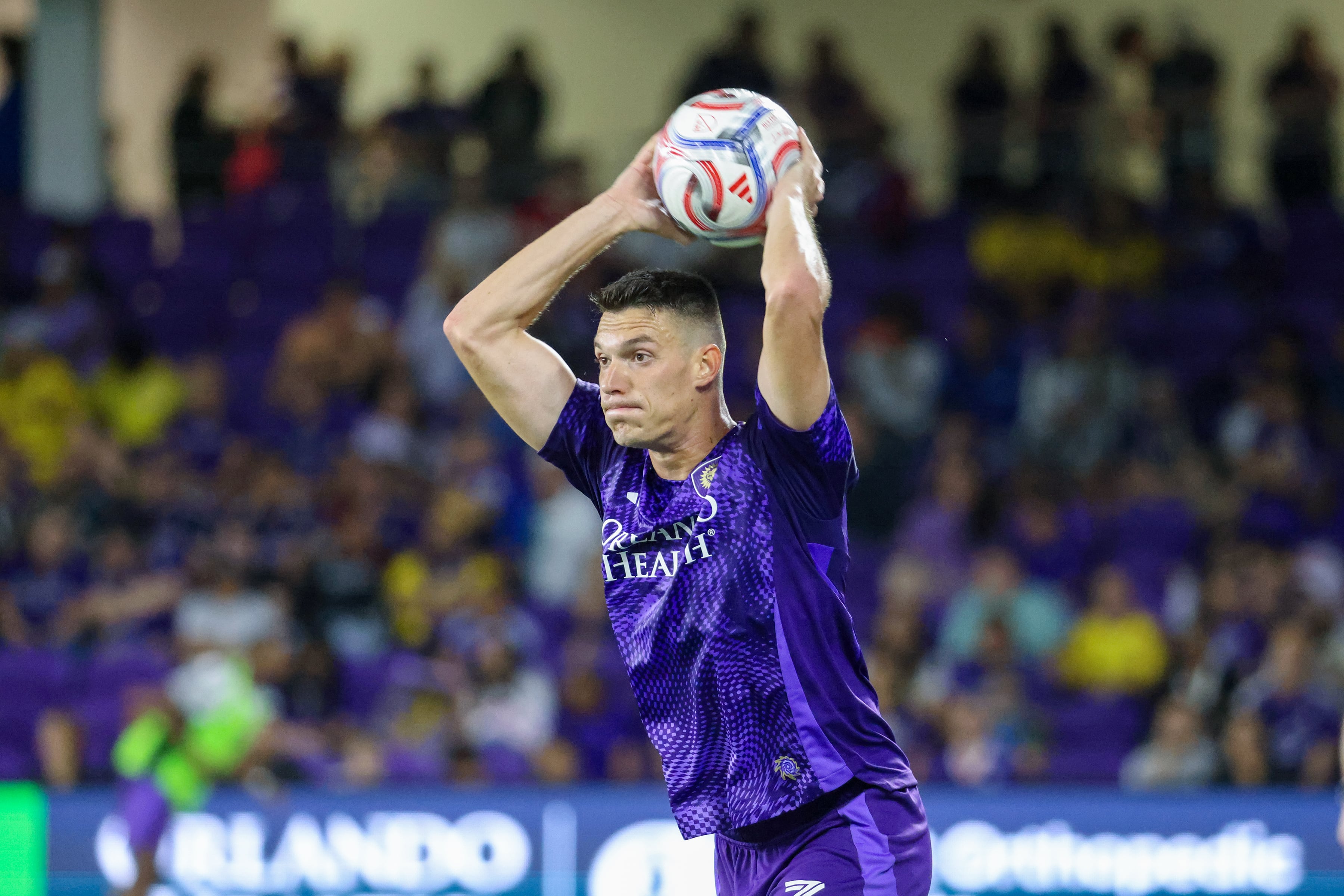 Adrián Marín, jugador del Orlando City SC, juega el balón con sus compañeros