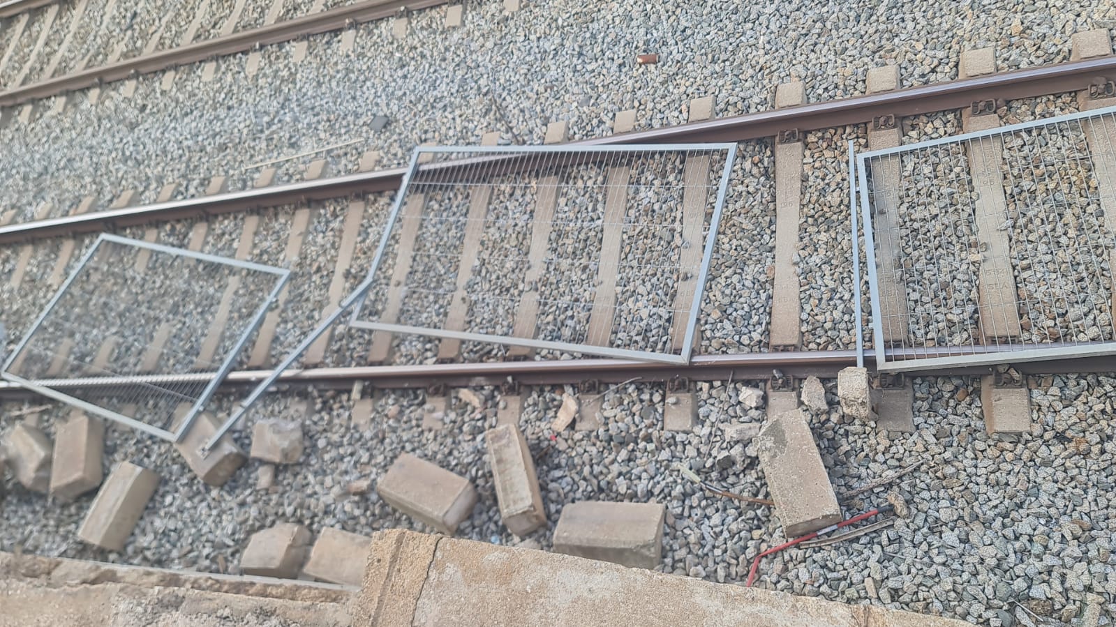 Part de la tanca sobre les vies