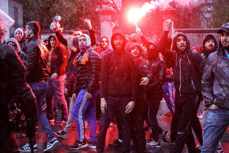 Los aficionados ultras del Olympique de Marsella en las inmediaciones del estadio de San Mamés antes del partido del partido de vuelta de octavos de final de la Liga Europa que el Athletic de Bilbao y Olympique de Marsella