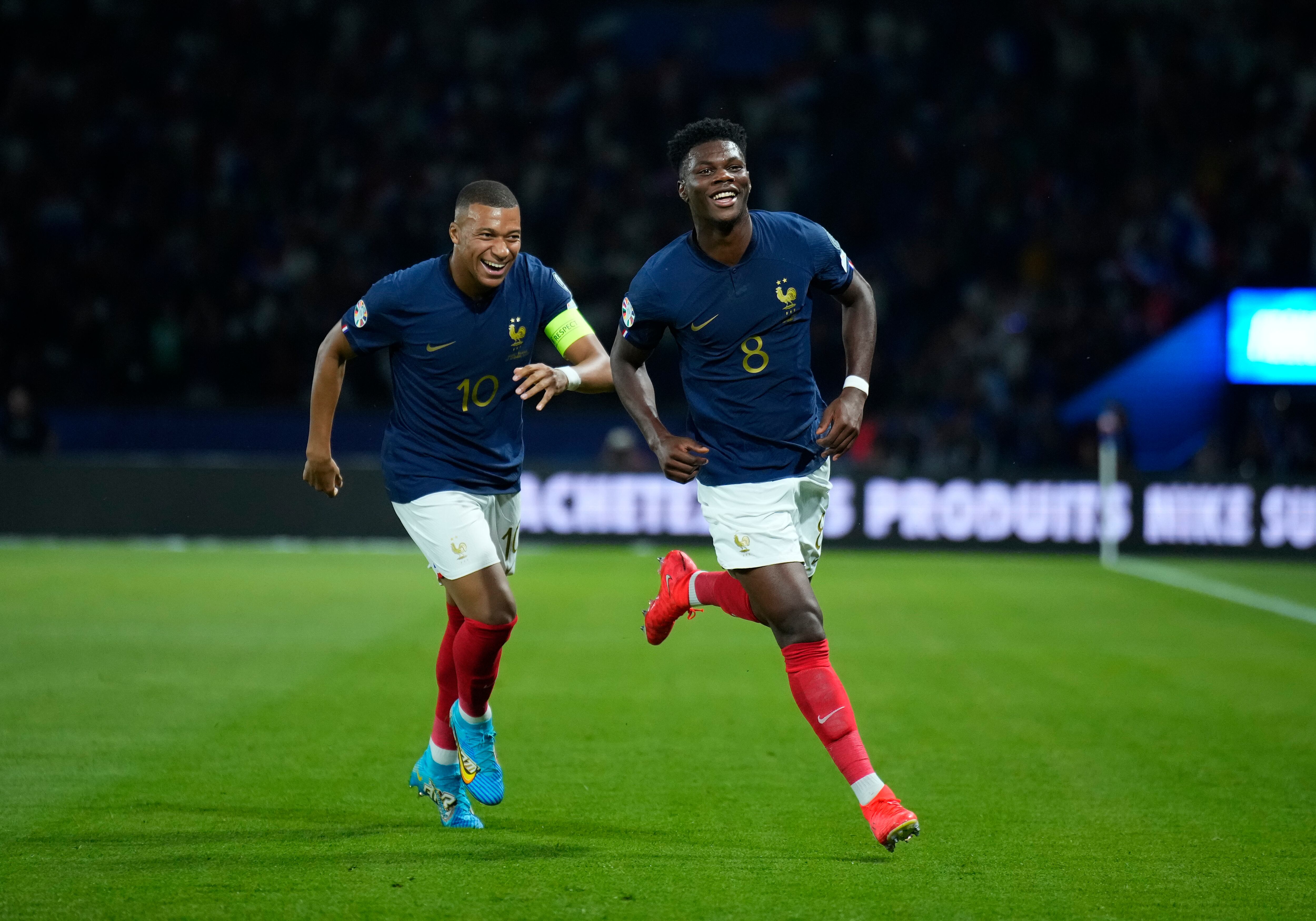 Tchouaméni celebra junto a Mbappé su tanto ante República de Irlanda. (Photo by Glenn Gervot/Icon Sportswire via Getty Images)