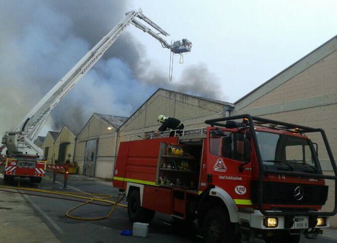 Incendio en varios pabellones de Jundiz